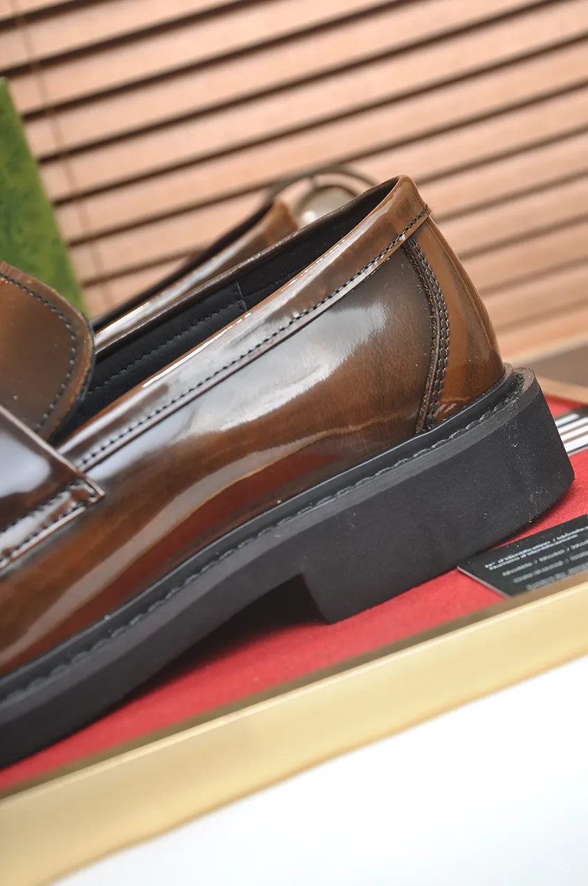 Men's shoes💰540💶Italy's top luxury men's shoe giant (GUCCI) (Gucci) (full cowhide lining) new arrival🍃Original European style🔰 Pleasant to the eye😍In order to make the shoes more durable and non-deformable🌀The production continues to follow traditional methods but there is still no lack of innovation💪Choose original sheepskin for the leather♻️ Smooth and natural And extra bright ⭐Made of imported cowhide, the first choice of rich people 38-45 (45 customized)